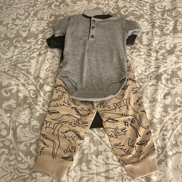 NWT 3pc Carter’s boy’s play set size 12 month and 6 month. - Picture 4 of 6